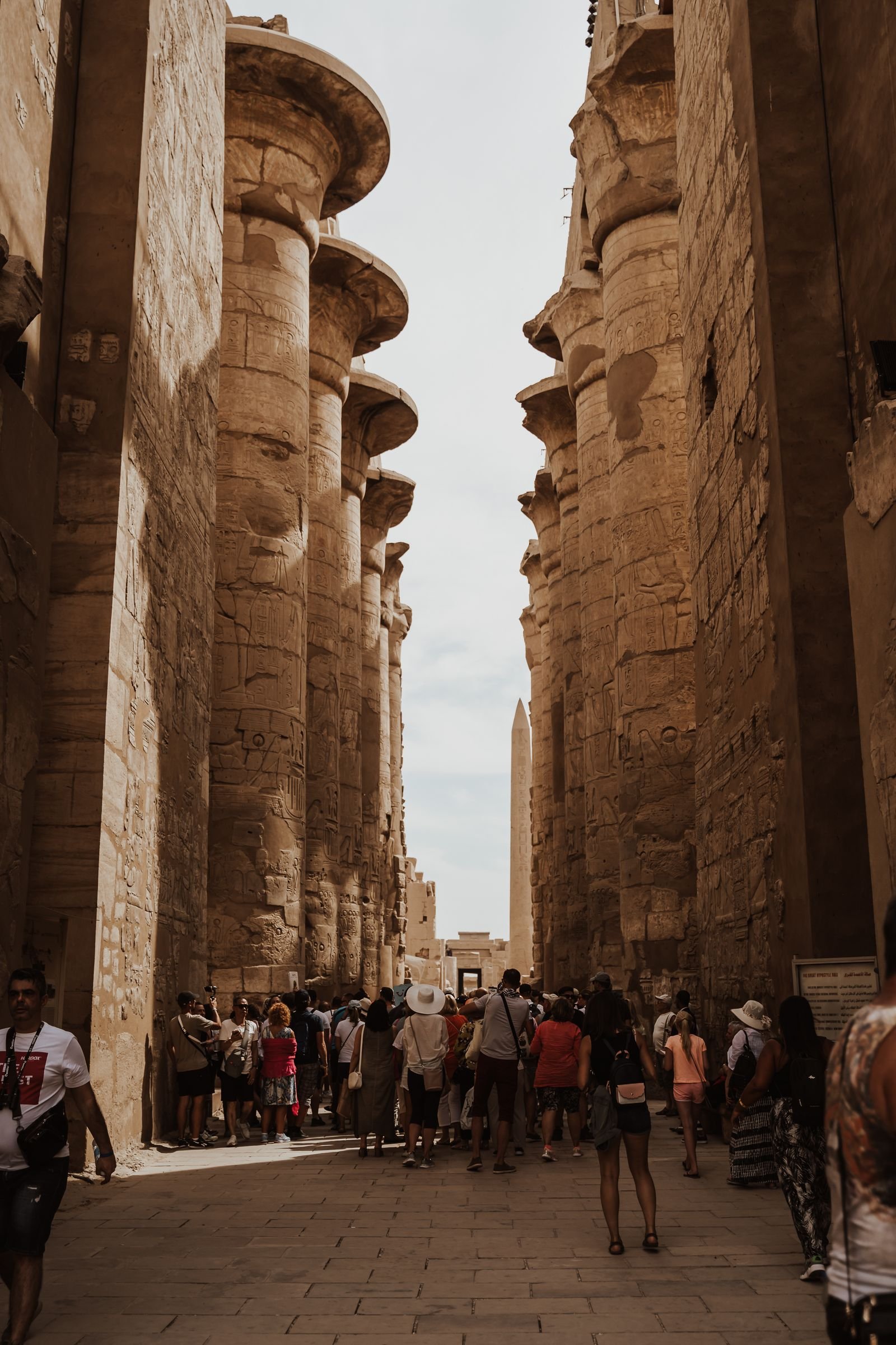 أعمدة معبد الكرنك الضخمة في الأقصر